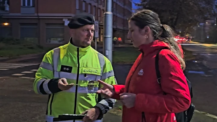 Vidět a být viděn. Karvinští policisté rozdávali reflexní pásky a upozorňovali chodce na rizika podzimního provozu