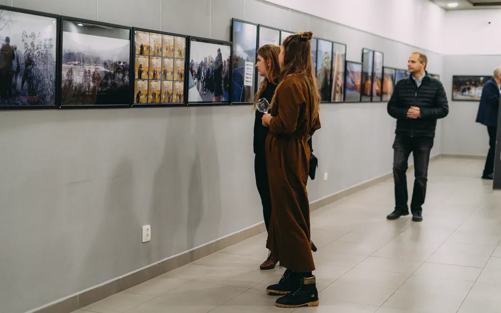 Vernisáž Kateřiny Suder a Česlava Hanzlíka nabízí unikátní pohled na dva fotosvěty