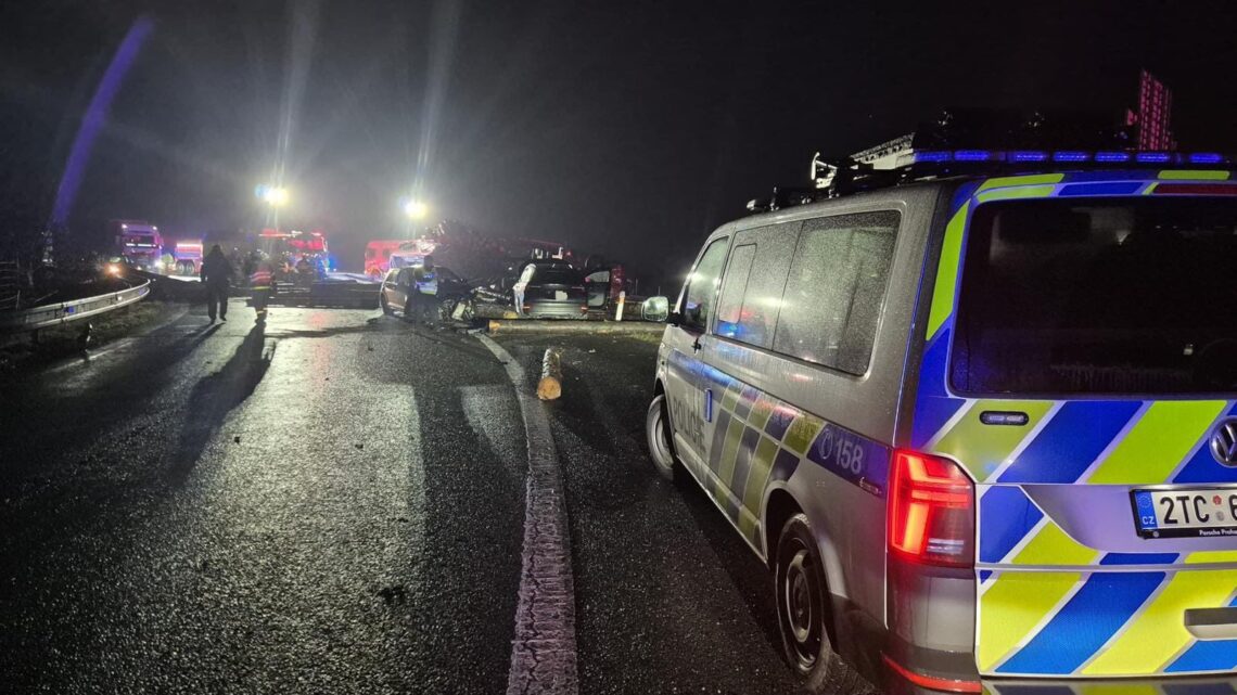 D56 ochromila vážná dopravní nehoda: kulatina z kamionu zasáhla několik aut