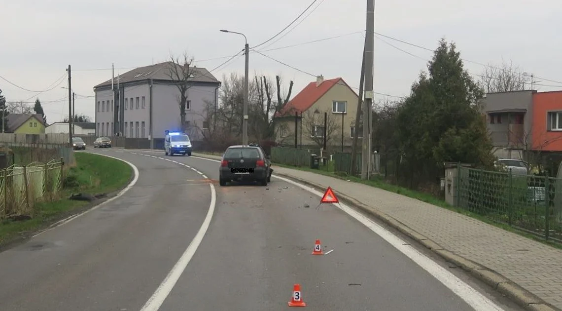 Vážná nehoda u Bohumína: po střetu dvou aut skončilo jedno vozidlo v protisměru, zraněn byl i chodec