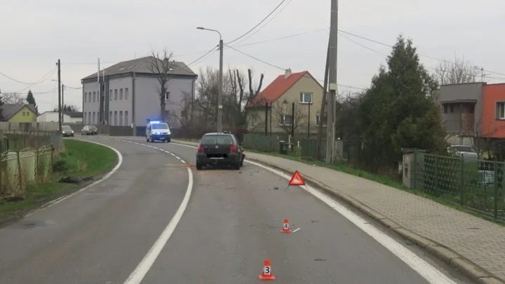 Vážná nehoda u Bohumína: po střetu dvou aut skončilo jedno vozidlo v protisměru, zraněn byl i chodec