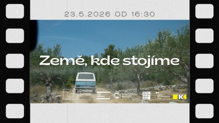 Země, kde stojíme (2024) Režie: Karla Crnčević Délka: 65 min  Ve vnitrozemí ostrova Brač žije skupina žen v neobvyklé komunitě mimo civilizaci. Odmítají soukromé vlastnictví i jakoukoli hierarchii – rozhodují se přímou demokracií, sdílejí půdu, pěstují rostliny a snaží se být co nejvíce soběstačné. Čelí suchu, z něj plynoucímu nedostatku vody a surovin i dalším dopadům klimatických změn. Každá z nich utekla z minulého života a společně se pokoušejí vybudovat malou, udržitelnou oázu. Když se ale objeví otázka zápisu vlastnictví do katastru nemovitostí, ocitá se přežití celé komunity v ohrožení.  Vstup zdarma. Klub se otvírá – 16:00 až 19:00. Bar je otevřen před a po promítání.  KineDok je projektem Institutu dokumentárního filmu. Projekt je realizován s finanční podporou Kreativní Evropy MEDIA, Státního fondu audiovize, Ministerstva kultury a Magistrátu hl.m. Prahy. Účastí na akci dává návštěvník svolení k fotografování a audiovizuálnímu záznamu své osoby pro promo účely projektu KineDok