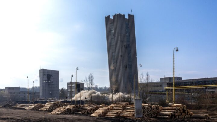 Skipová věž ve Staříči šla k zemi. Další symbol hornické éry zmizel z mapy regionu