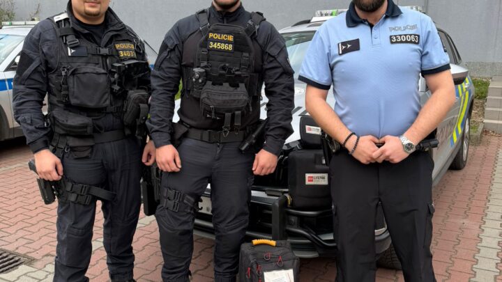 Policisté v Orlové zachránili seniora. Přímo na služebně bojovali o jeho život
