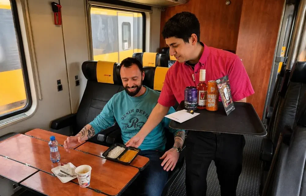 RegioJet obměnil palubní menu. Ve vlacích láká na letní chutě i osvědčené stálice