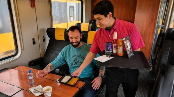 RegioJet obměnil palubní menu. Ve vlacích láká na letní chutě i osvědčené stálice