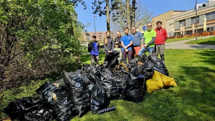 Dobrovolníci uklidili další tuny odpadu. Akce Ukliďme Orlovou pokračuje už od roku 2014