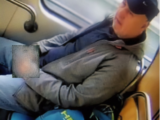 Policie pátrá po muži podezřelém z výtržnictví. Žádá veřejnost o pomoc