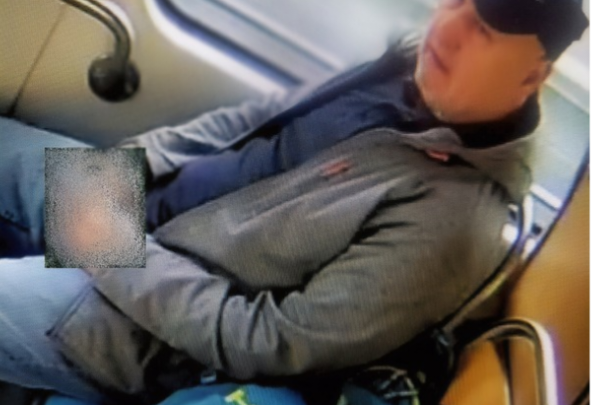 Policie pátrá po muži podezřelém z výtržnictví. Žádá veřejnost o pomoc