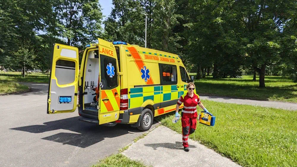 Pozor na vedra a dehydrataci. Moravskoslezští záchranáři ošetřili více než stovku kolapsů
